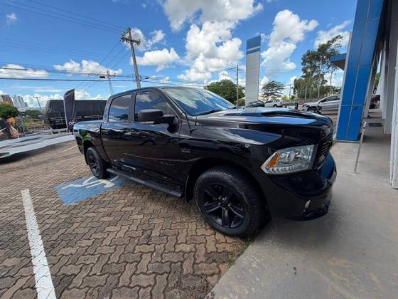 RAM CLASSIC 5.7 V8 GASOLINA LARAMIE NIGHT EDITION CD 4X4 AUTOMÁTICO